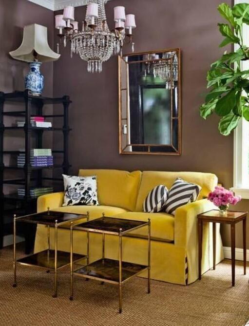 室內色彩太暗，用黃色來彌補