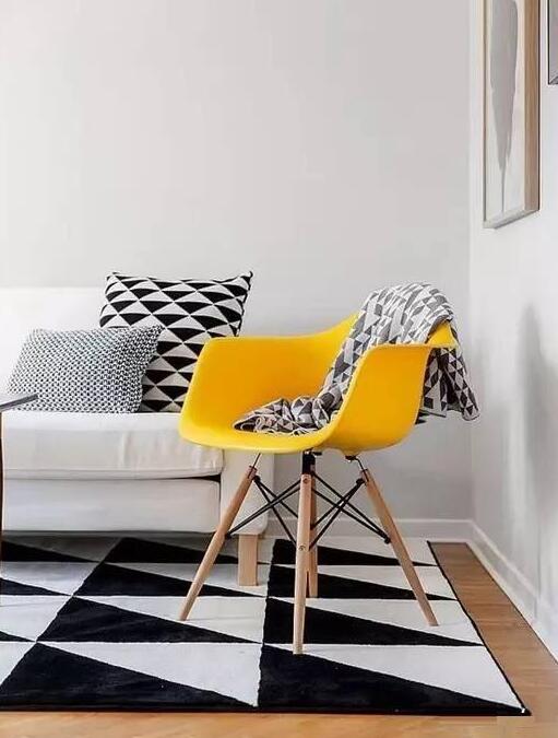 室內色彩太暗，用黃色來彌補