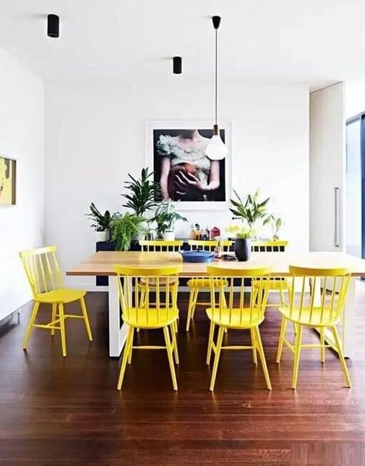 室內色彩太暗，用黃色來彌補