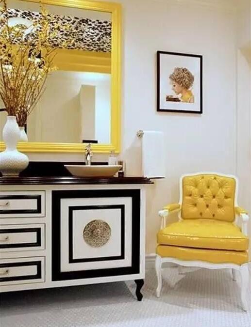 室內色彩太暗，用黃色來彌補